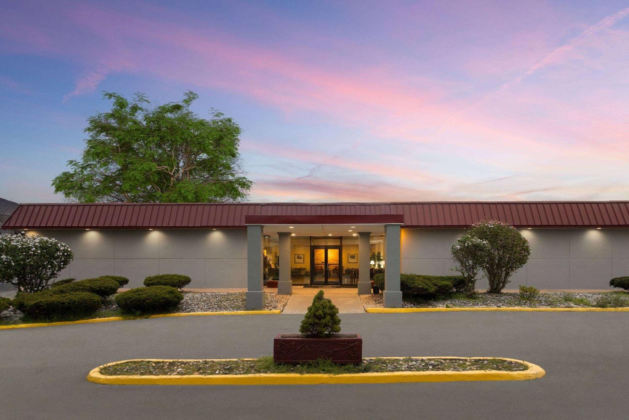 Days Inn By Wyndham Pottstown Exteriör bild